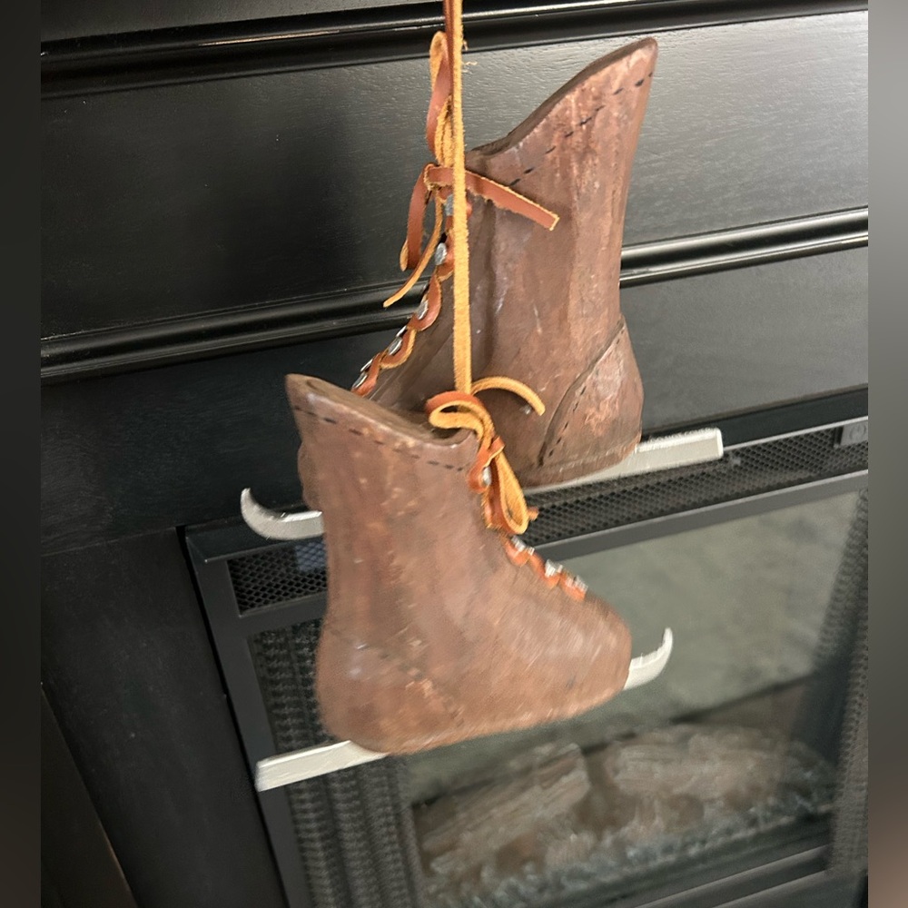 WOOD RUSTIC DISTRESSED Christmas ICE SKATES W/ Raw Hide Ties Holiday Wall Decor - Picture 4 of 9